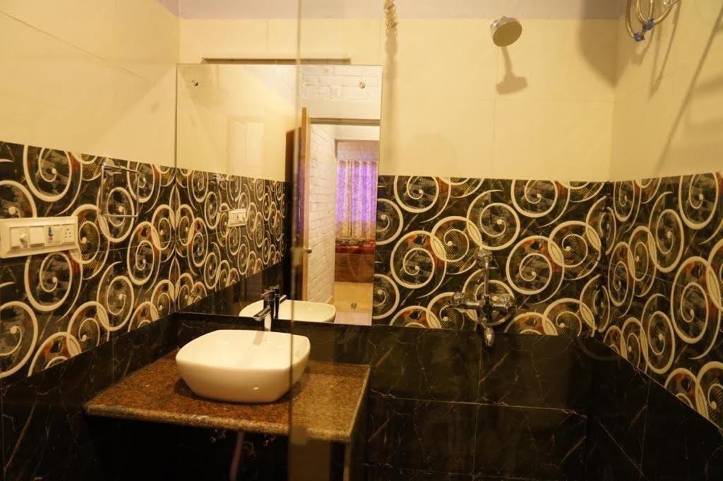 Brick Field Hotel Varanasi Ngoại thất bức ảnh